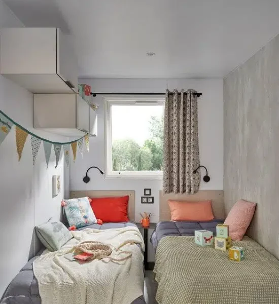 Location  GRAND CONFORT : Mobile-home, 4 personnes, 2 chambres, Climatisation, Lave-vaisselle, Terrasse couverte au camping Le Suroit - 2
