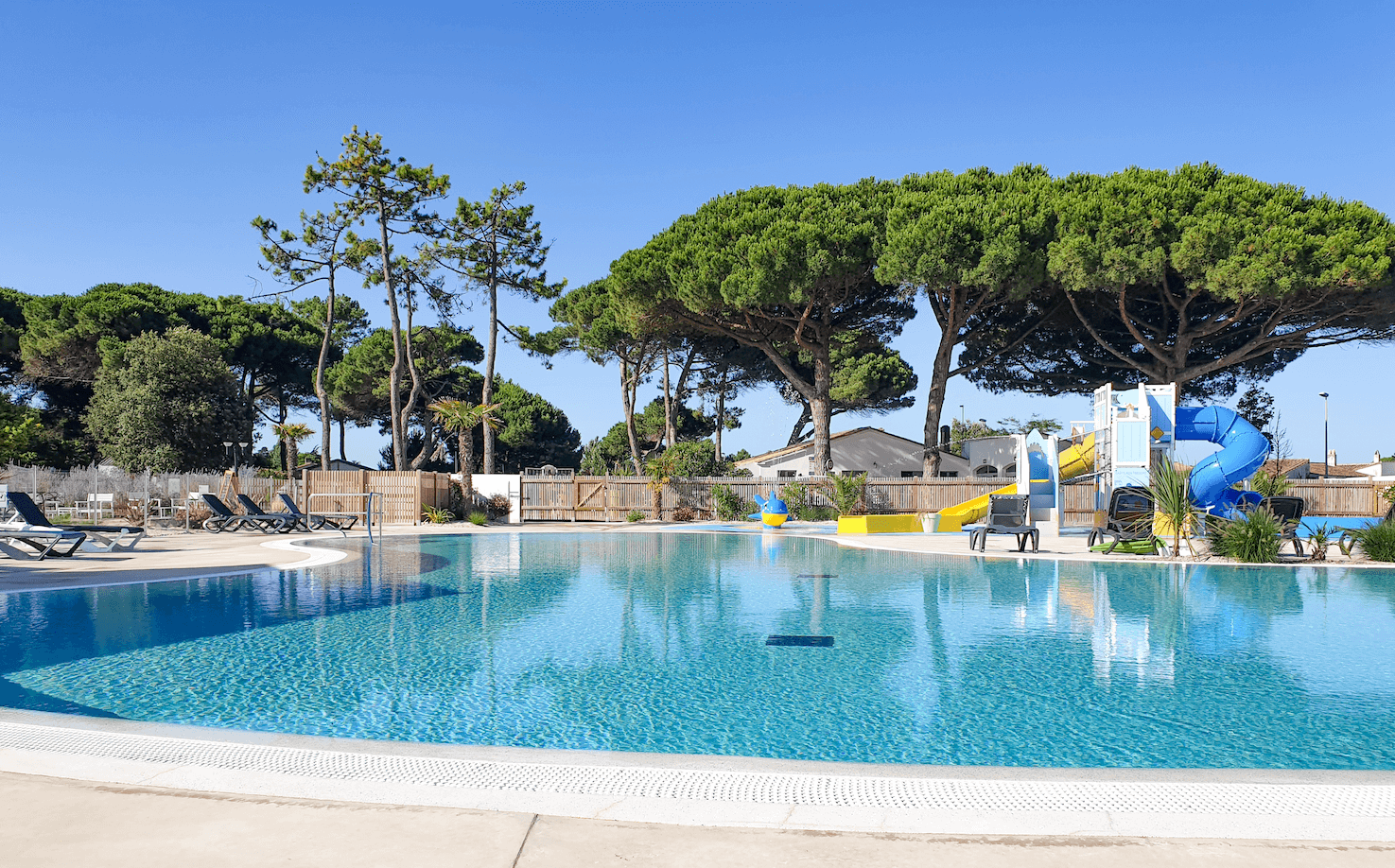 piscine-campinglesuroit-iledere
