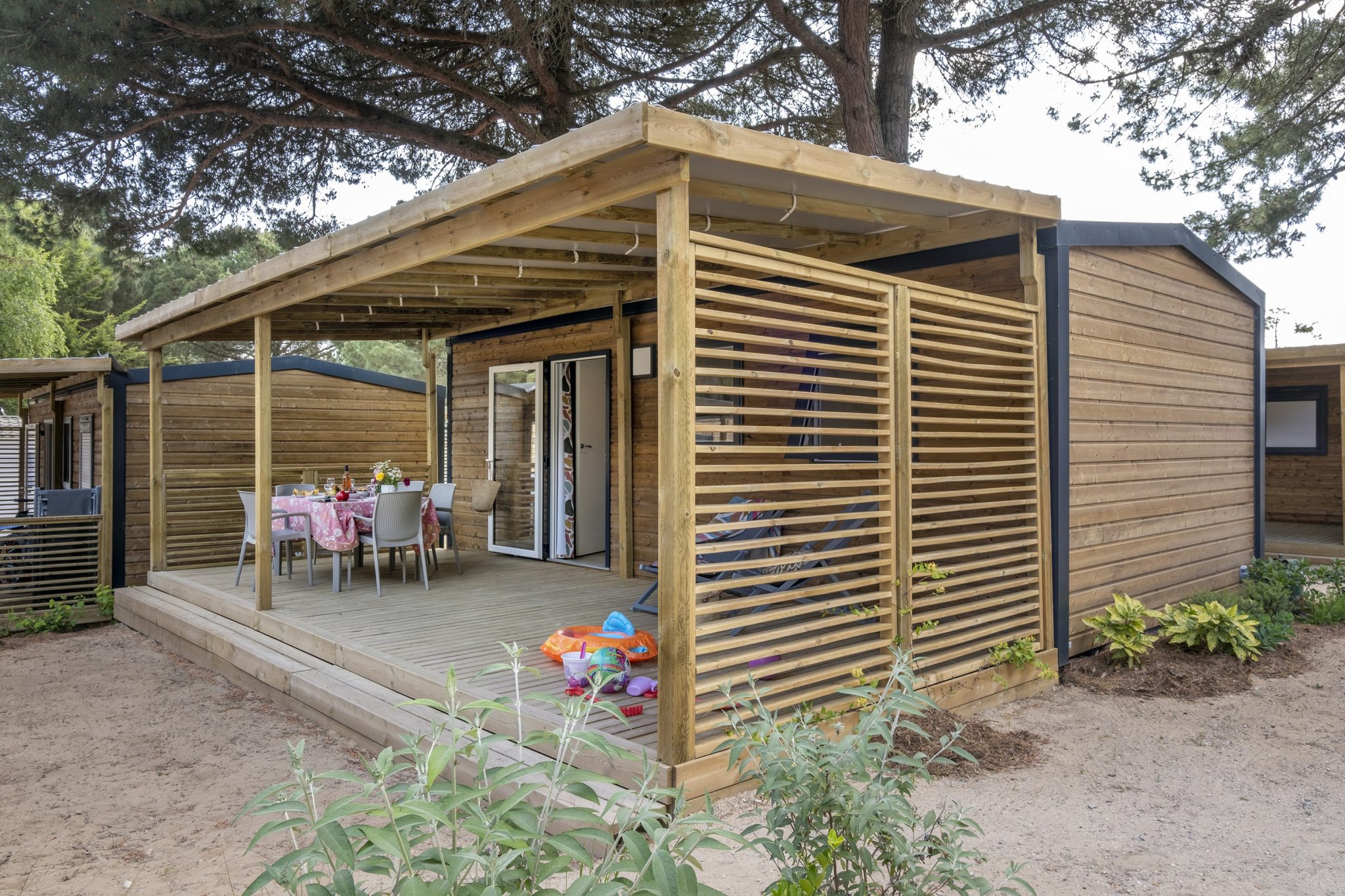 Location  CLIMATISE : Mobile-home, 4 personnes, 2 chambres, Climatisation, Lave-vaisselle, Terrasse couverte au camping Le Suroit - 3