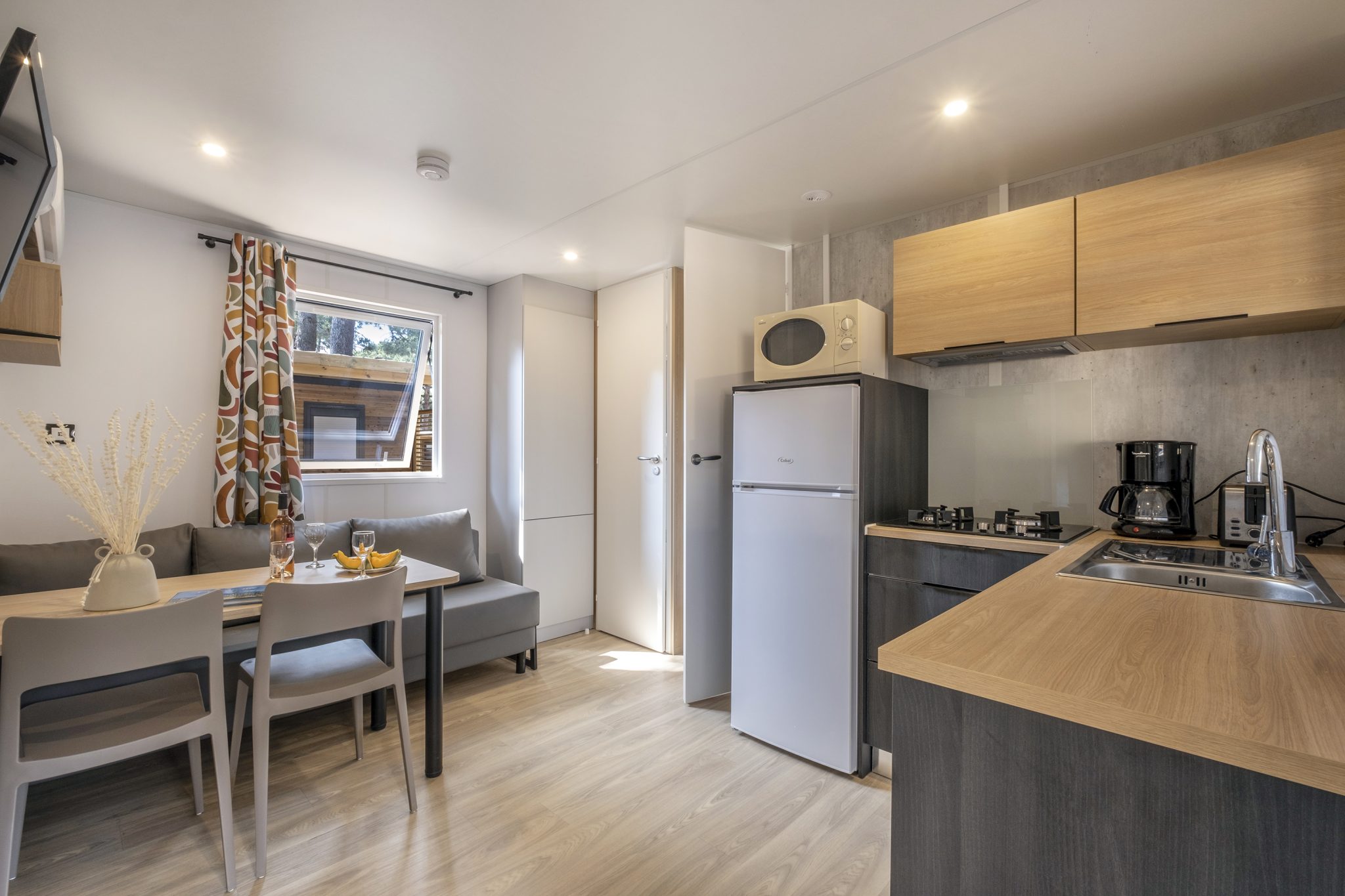 Location  CLIMATISE : Mobile-home, 4 personnes, 2 chambres, Climatisation, Lave-vaisselle, Terrasse couverte au camping Le Suroit - 2