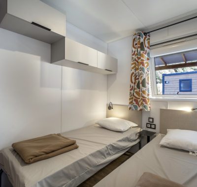 Location  CLIMATISE : Mobile-home, 6 personnes, 3 chambres, Climatisation, Lave-vaisselle, Terrasse couverte au camping Le Suroit - 5