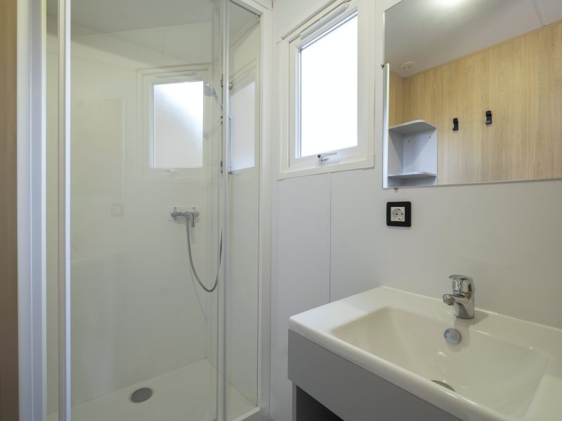 Location  ARCHIPEL : 8 personnes, 4 chambres (2 mobil-homes Îlots avec terrasse commune couverte) au camping Le Suroit - 8