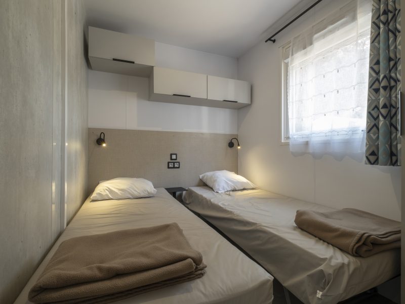 Location  ARCHIPEL : 8 personnes, 4 chambres (2 mobil-homes Îlots avec terrasse commune couverte) au camping Le Suroit - 9