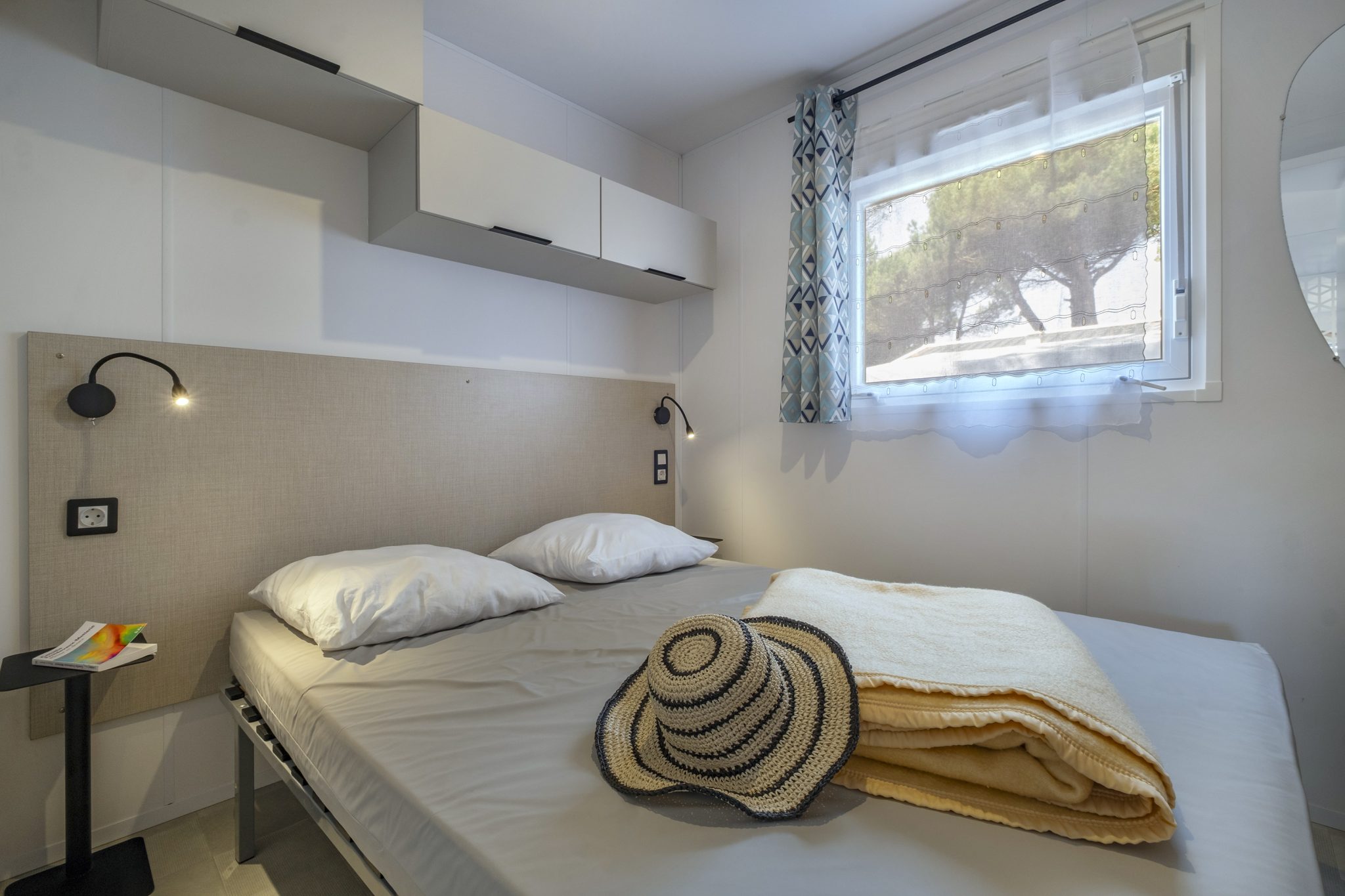 Location  ARCHIPEL : 8 personnes, 4 chambres (2 mobil-homes Îlots avec terrasse commune couverte) au camping Le Suroit - 7