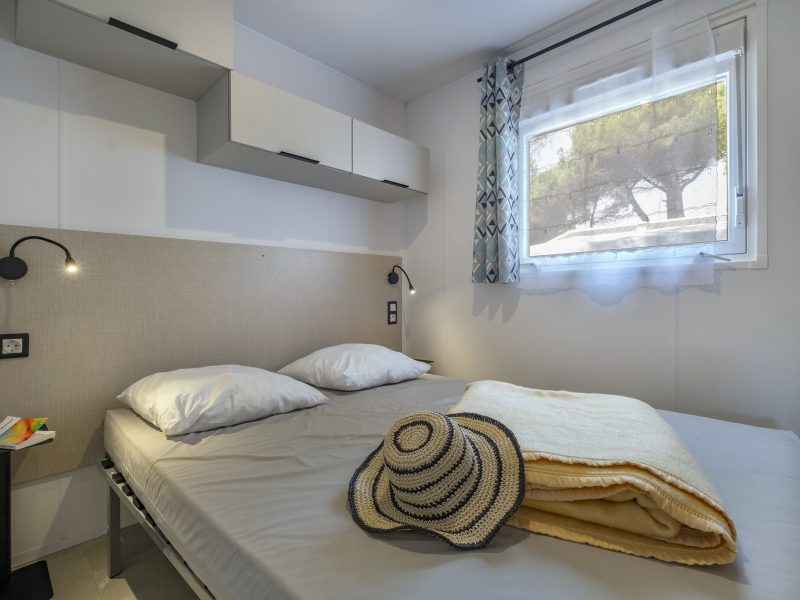 Location  ARCHIPEL : 8 personnes, 4 chambres (2 mobil-homes Îlots avec terrasse commune couverte) au camping Le Suroit - 7