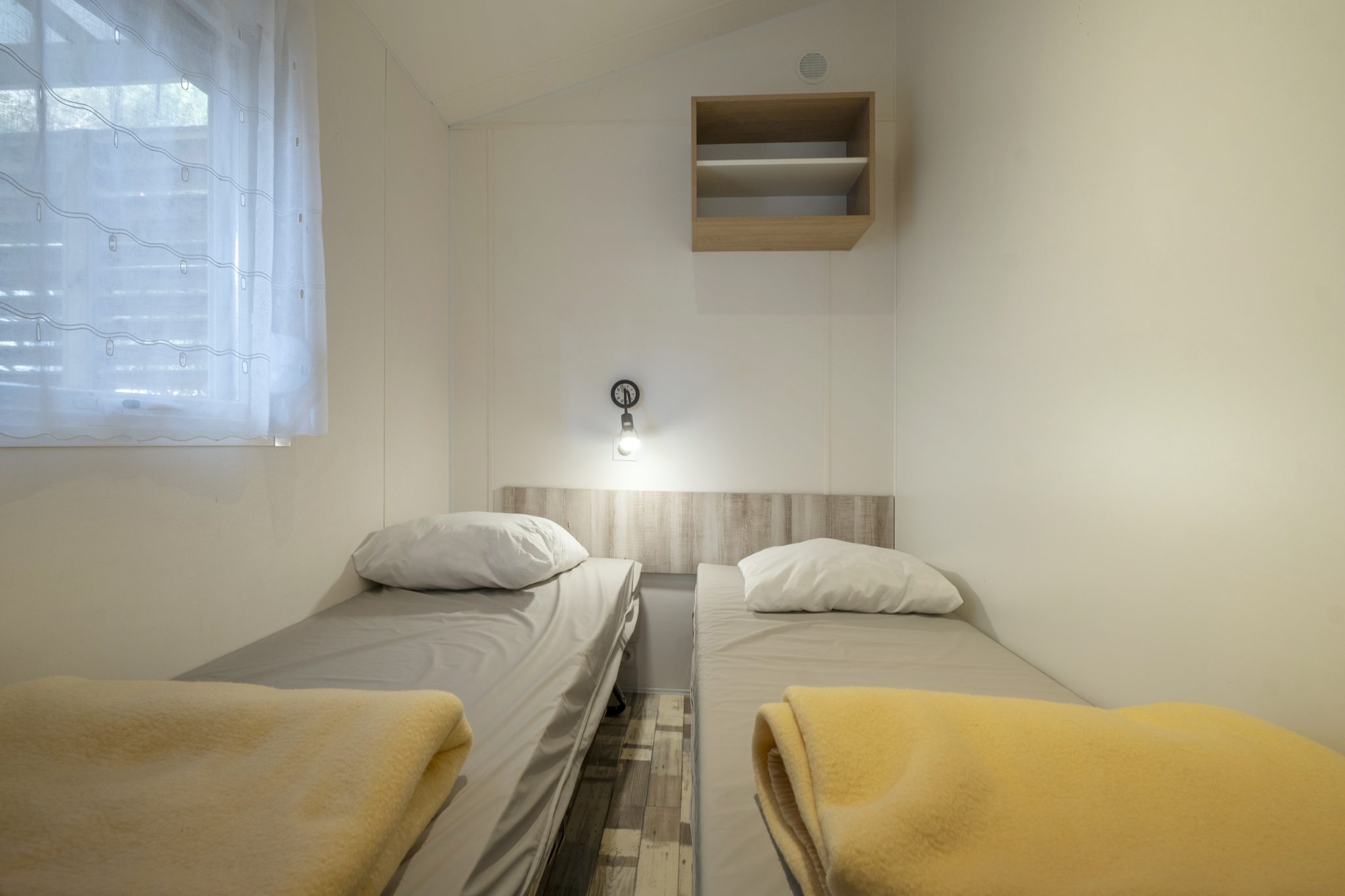 Location  ARCHIPEL : 8 personnes, 4 chambres (2 mobil-homes Îlots avec terrasse commune couverte) au camping Le Suroit - 10