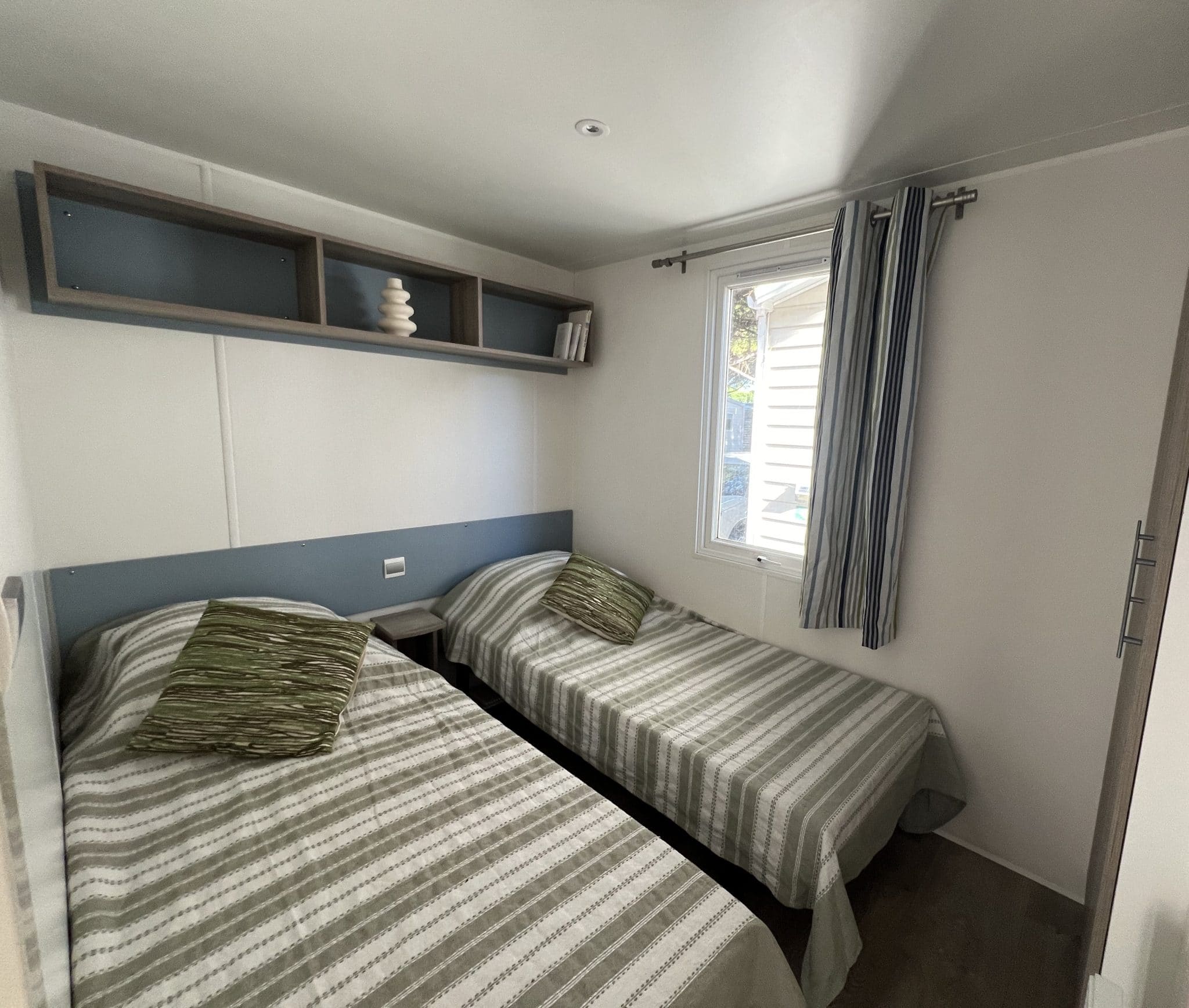 Location  GRAND CONFORT : Mobile-home, 4/6 personnes, 2 chambres, Terrasse couverte au camping Le Suroit - 3