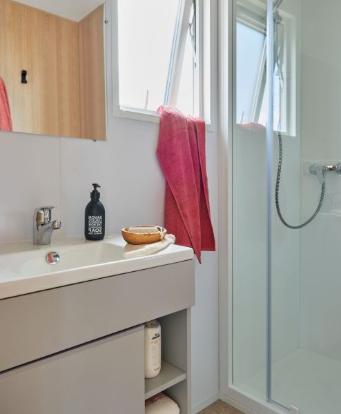 Location  GRAND CONFORT : Mobile-home, 4 personnes, 2 chambres, Climatisation, Lave-vaisselle, Terrasse couverte au camping Le Suroit - 4