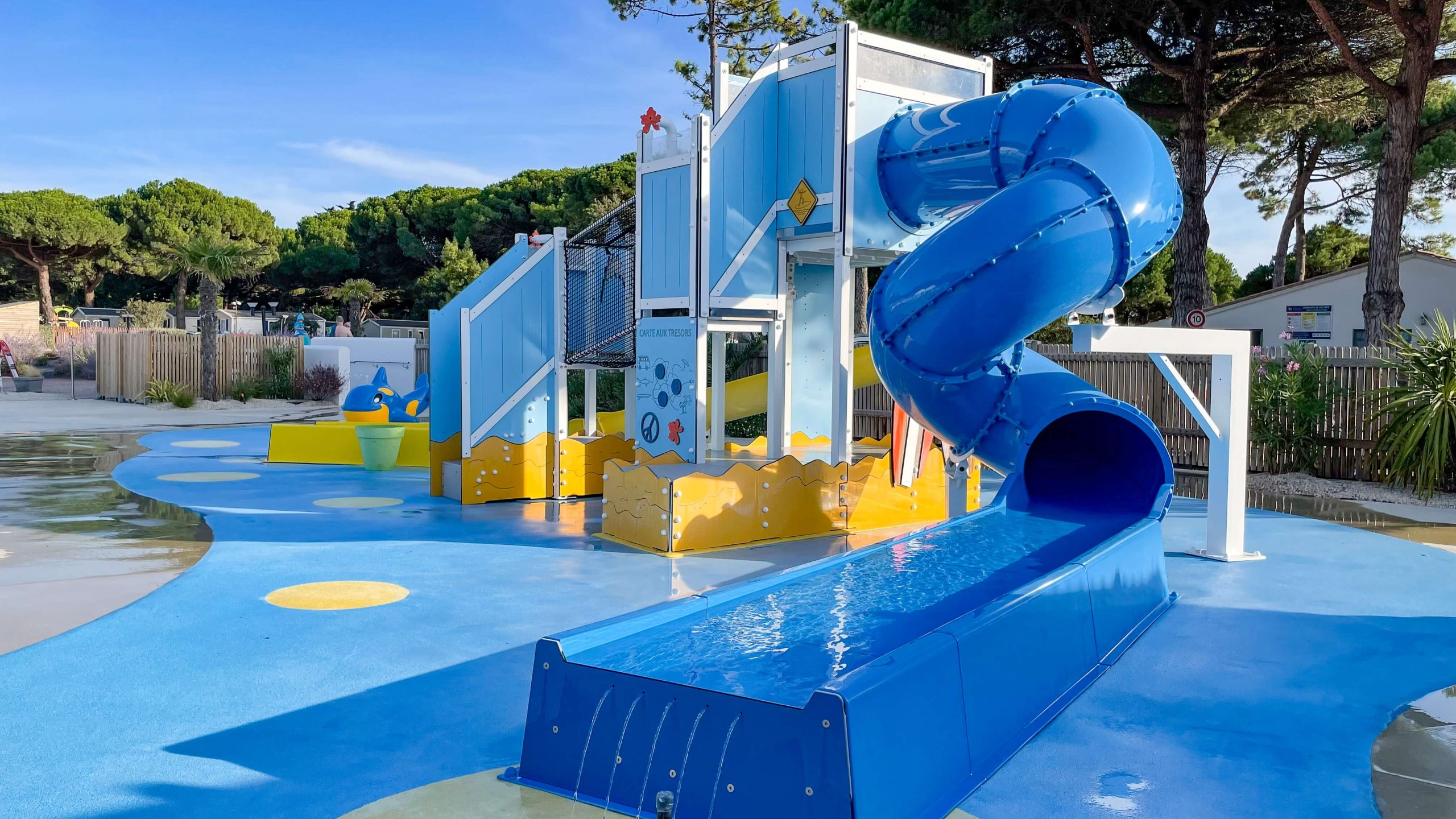 piscineenfant-campinglesuroit-iledere