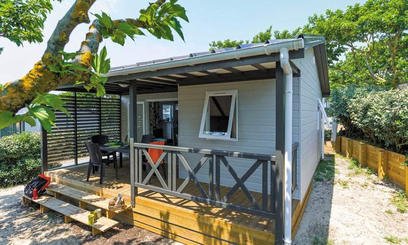 Location  PRIVILEGE : Chalet TV, 4 personnes, 2 chambres, Terrasse Couverte au camping Le Suroit - 1
