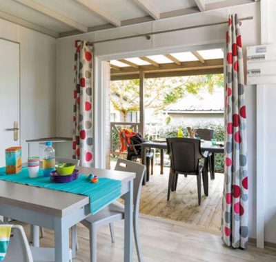 Location  QUARTIER : Chalet TV, 4 personnes, 2 chambres, Terrasse Couverte au camping Le Suroit - 2
