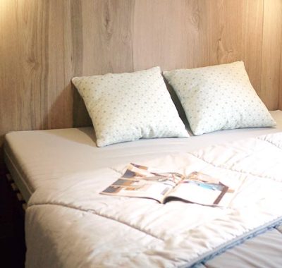 Location  QUARTIER : Chalet TV, 6 personnes, 3 chambres, Terrasse couverte au camping Le Suroit - 4