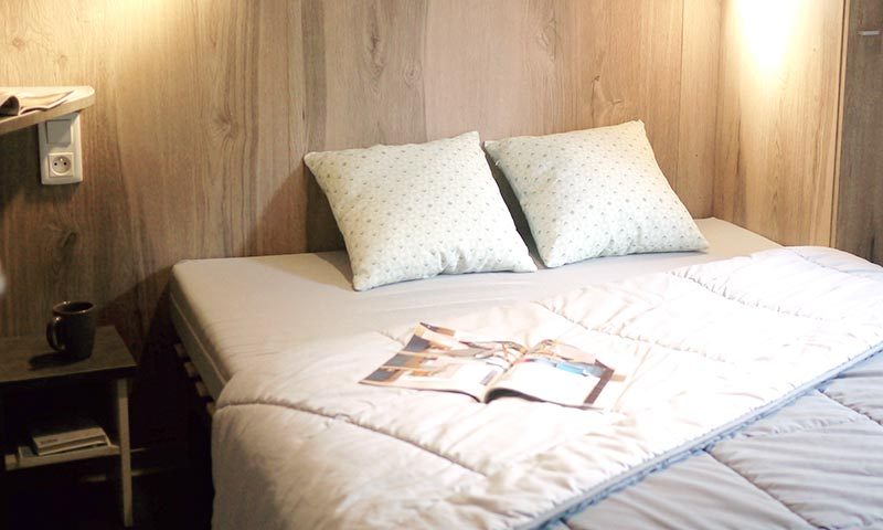 Location  QUARTIER : Chalet TV, 6 personnes, 3 chambres, Terrasse couverte au camping Le Suroit - 4