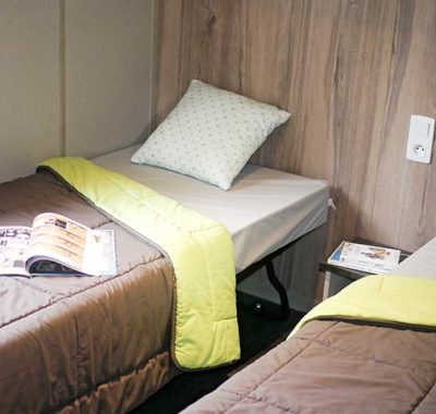 Location  QUARTIER : Chalet TV, 6 personnes, 3 chambres, Terrasse couverte au camping Le Suroit - 3