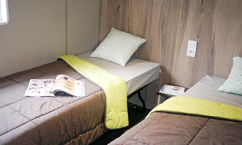 Location  QUARTIER : Chalet TV, 6 personnes, 3 chambres, Terrasse couverte au camping Le Suroit - 3