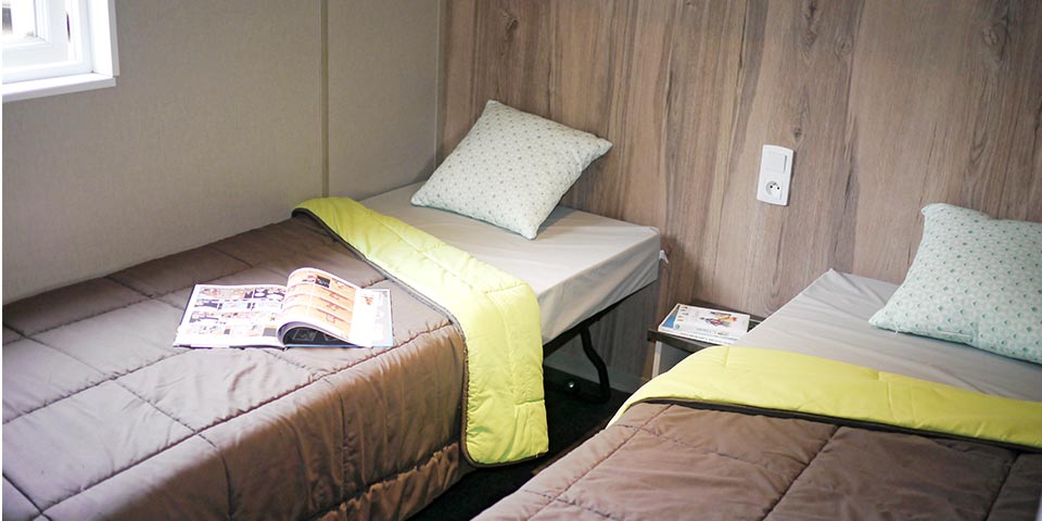 Location  QUARTIER: TV chalet, 6 people, 3 bedrooms, Covered terrace au camping Le Suroit - 3