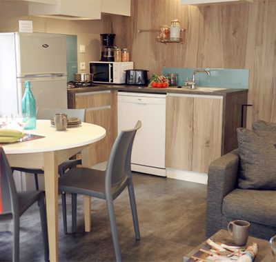 Location  QUARTIER : Chalet TV, 6 personnes, 3 chambres, Terrasse couverte au camping Le Suroit - 6
