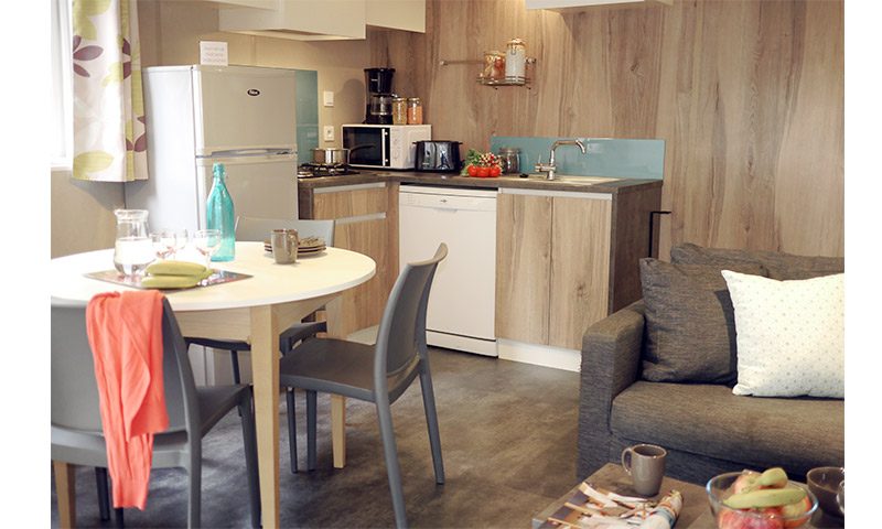 Location  QUARTIER : Chalet TV, 6 personnes, 3 chambres, Terrasse couverte au camping Le Suroit - 6