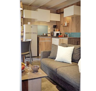 Location  QUARTIER : Chalet TV, 6 personnes, 3 chambres, Terrasse couverte au camping Le Suroit - 5