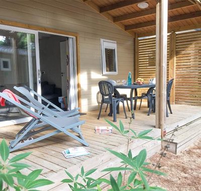 Location  QUARTIER : Chalet TV, 6 personnes, 3 chambres, Terrasse couverte au camping Le Suroit - 1