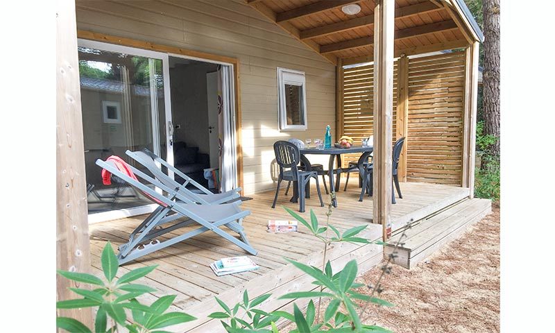 Location  QUARTIER : Chalet TV, 6 personnes, 3 chambres, Terrasse couverte au camping Le Suroit - 1