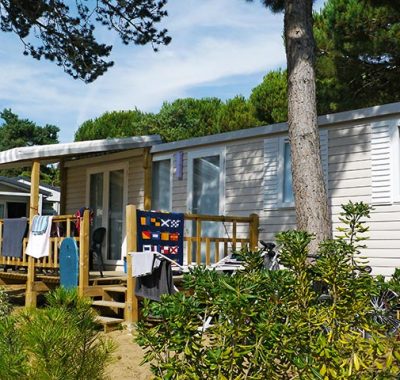 Location  PRIVILEGE : Mobil-Home TV, 6 personnes, 3 chambres, Terrasse Couverte au camping Le Suroit - 1