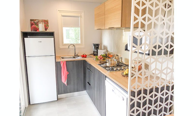 Location  QUARTIER : Mobil-Home TV, 4 personnes, 2 chambres, Terrasse Couverte au camping Le Suroit - 3
