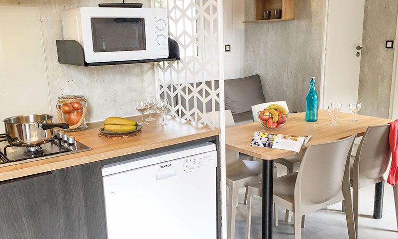 Location  QUARTIER : Mobil-Home TV, 4 personnes, 2 chambres, Terrasse Couverte au camping Le Suroit - 2