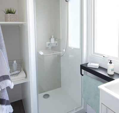 Location  ARCHIPEL : Mobile-Home, 6/8 personnes, 3 chambres, lave-vaisselle (2 mobil homes Îlots avec terrasse commune couverte) au camping Le Suroit - 5