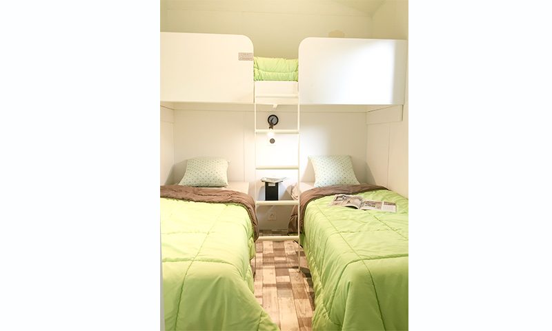 Location  PRIVILEGE : Mobil-Home TV, 5 personnes, 2 chambres, Terrasse Couverte au camping Le Suroit - 4