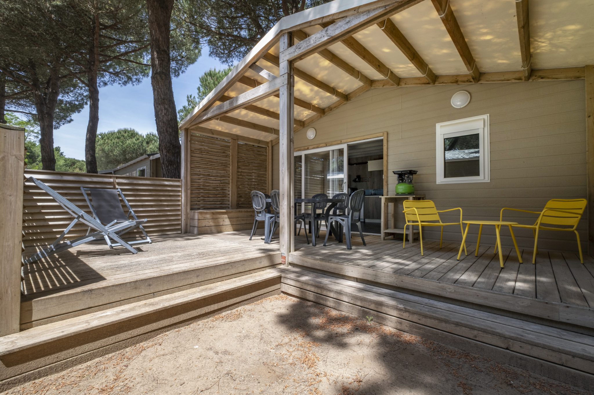 Location  QUARTIER : Chalet TV, 6 personnes, 3 chambres, Terrasse couverte au camping Le Suroit - 1