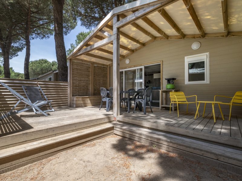 Location  QUARTIER : Chalet TV, 6 personnes, 3 chambres, Terrasse couverte au camping Le Suroit - 1
