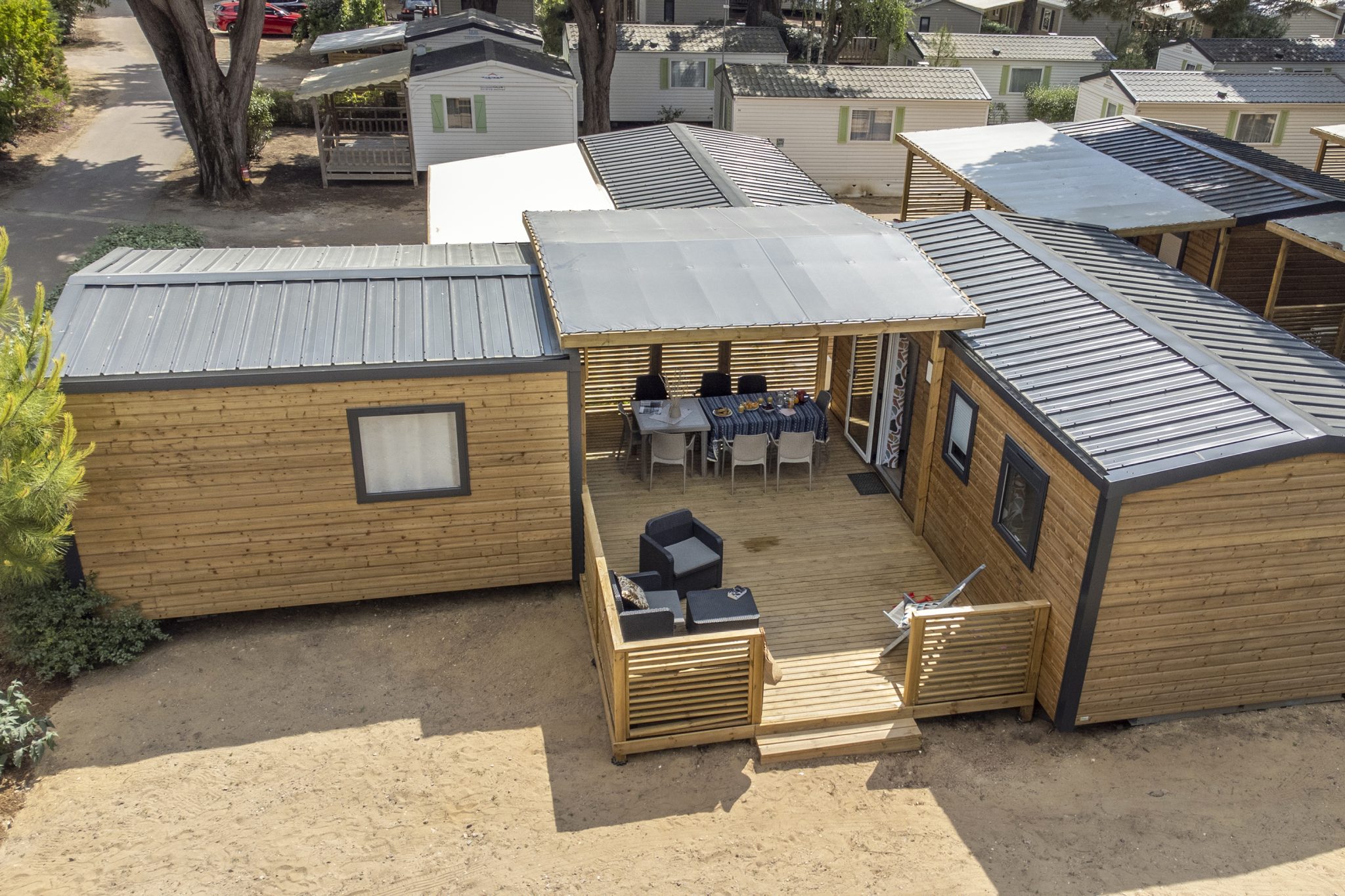 Location  ARCHIPEL : Mobile-Home 4 bedrooms 8 persons with air conditioning (2 Mobile-Homes islands with common covered terrace) au camping Le Suroit - 1