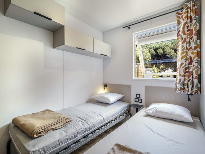 Location  ARCHIPEL : 8 personnes, 4chambres avec climatisation (2 Mobile-Homes îlots avec terrasse commune couverte) au camping Le Suroit - 6
