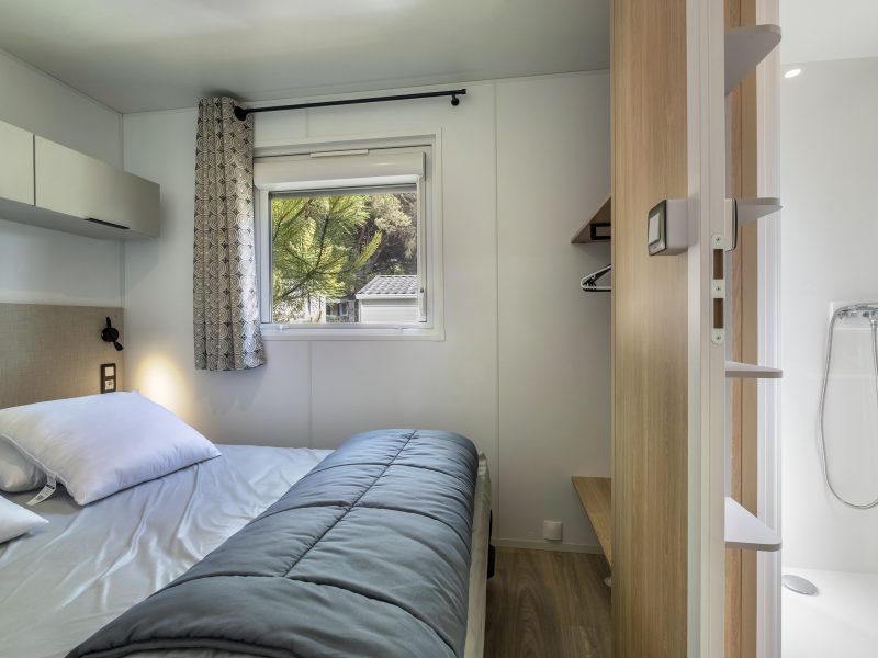 Location  ARCHIPEL : 8 personnes, 4chambres avec climatisation (2 Mobile-Homes îlots avec terrasse commune couverte) au camping Le Suroit - 7