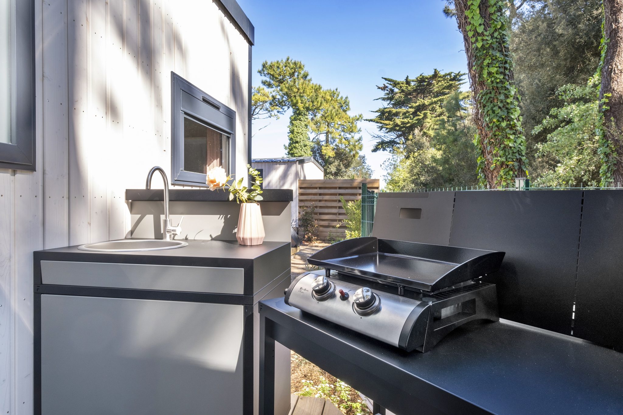 Location  PREMIUM : Mobil home TV, 6 personnes, 3 chambres, 2 salles de bain, jacuzzi privatif, climatisation, Neuf au camping Le Suroit - 8