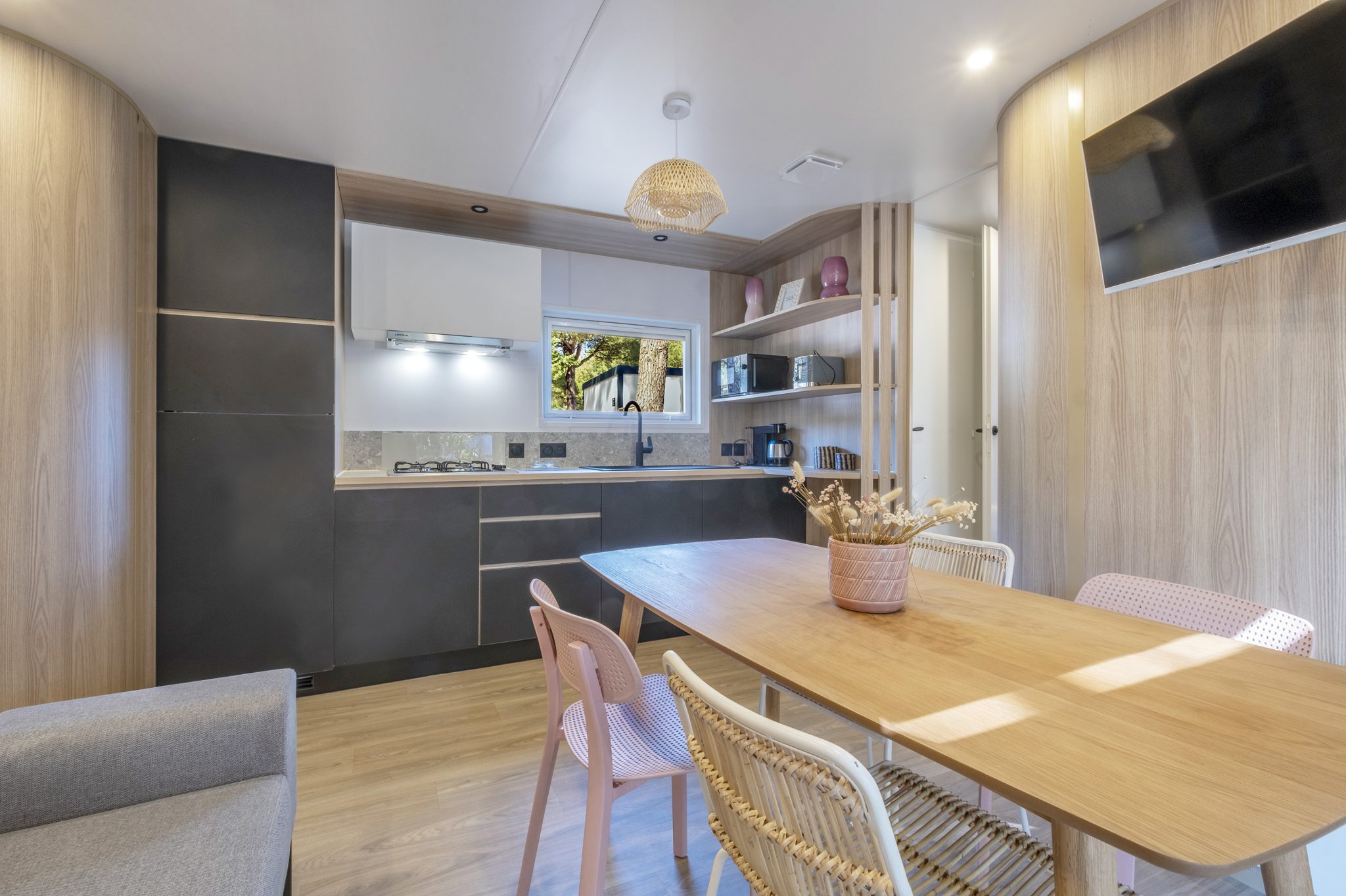 Location  PREMIUM : Mobil home TV, 6 personnes, 3 chambres, 2 salles de bain, jacuzzi privatif, climatisation, Neuf au camping Le Suroit - 3