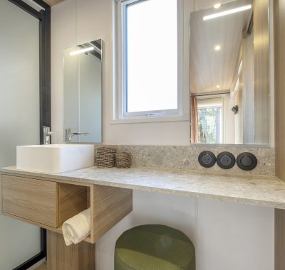 Location  PREMIUM : Mobil home TV, 6 personnes, 3 chambres, 2 salles de bain, jacuzzi privatif, climatisation, Neuf au camping Le Suroit - 6