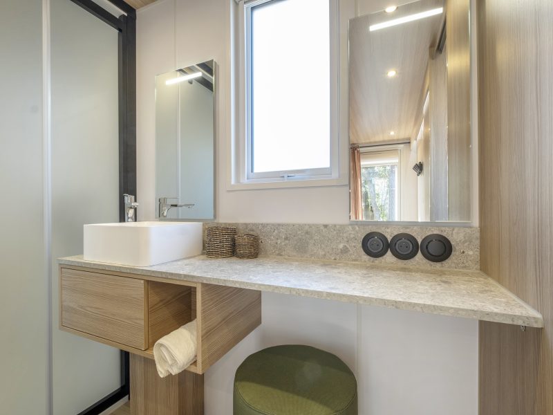 Location  PREMIUM : Mobil home TV, 6 personnes, 3 chambres, 2 salles de bain, jacuzzi privatif, climatisation, Neuf au camping Le Suroit - 6