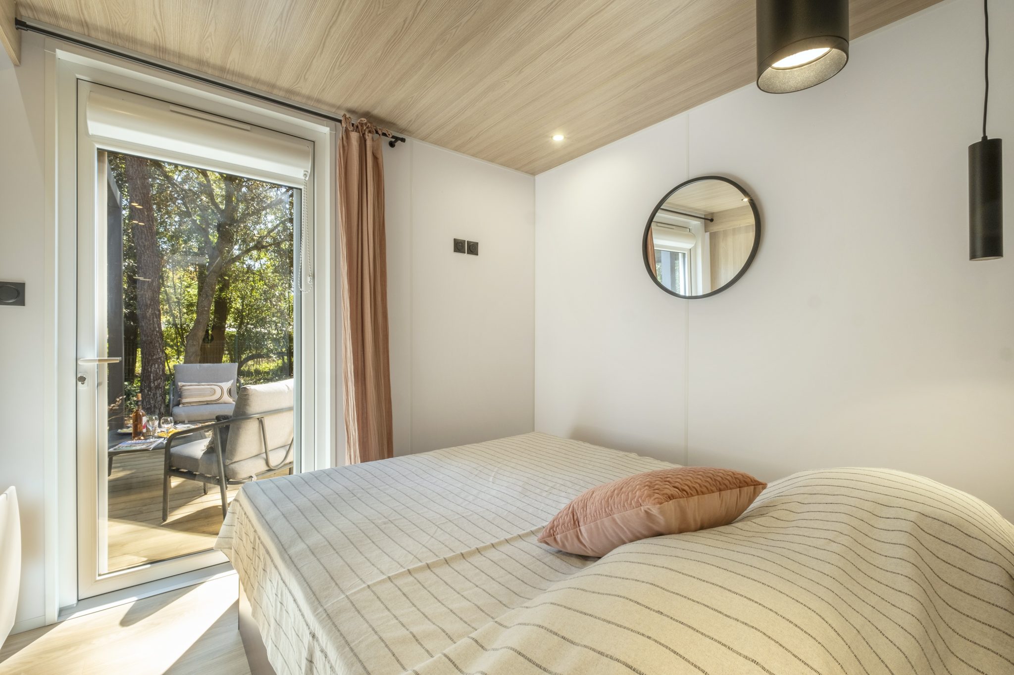 Location  PREMIUM : Mobil home TV, 6 personnes, 3 chambres, 2 salles de bain, jacuzzi privatif, climatisation, Neuf au camping Le Suroit - 5