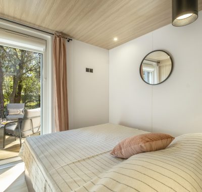 Location  PREMIUM : Mobil home TV, 6 personnes, 3 chambres, 2 salles de bain, jacuzzi privatif, climatisation, Neuf au camping Le Suroit - 5