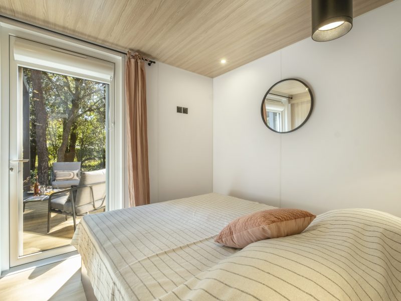 Location  PREMIUM : Mobil home TV, 6 personnes, 3 chambres, 2 salles de bain, jacuzzi privatif, climatisation, Neuf au camping Le Suroit - 5