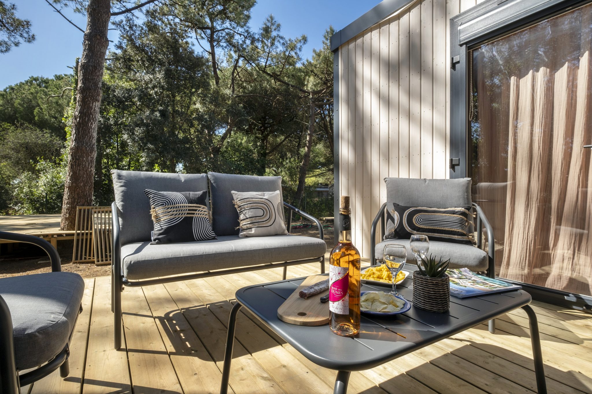 Location  PREMIUM : Mobil home TV, 6 personnes, 3 chambres, 2 salles de bain, jacuzzi privatif, climatisation, Neuf au camping Le Suroit - 2