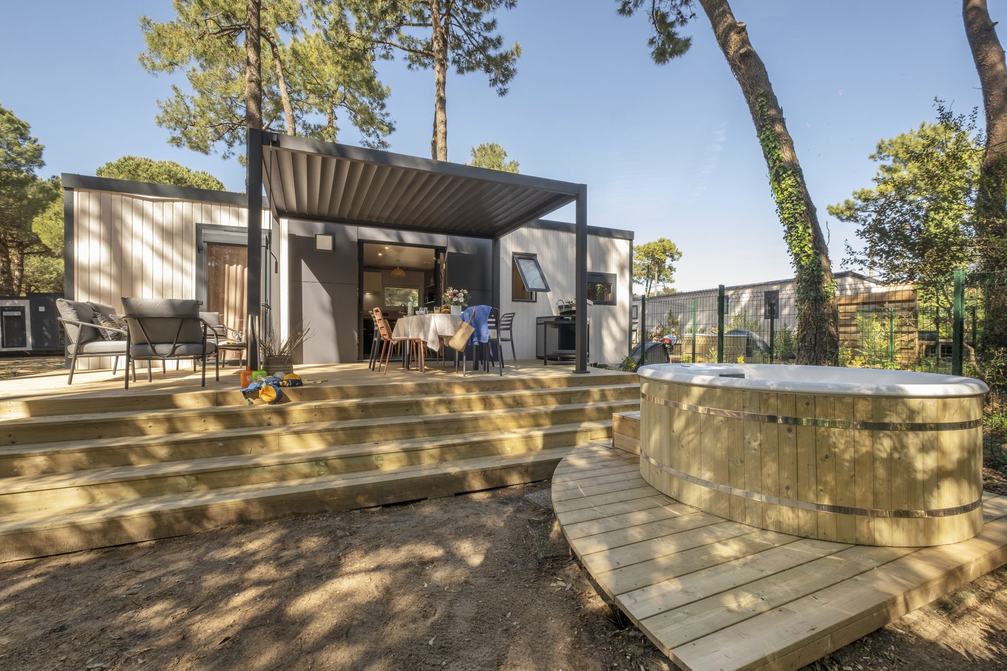 Location  PREMIUM : Mobil home TV, 6 personnes, 3 chambres, 2 salles de bain, jacuzzi privatif, climatisation, Neuf au camping Le Suroit - 1