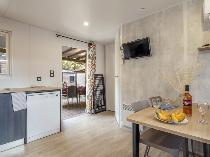 Location  CLIMATISE : Mobile-home, 6 personnes, 3 chambres, Climatisation, Lave-vaisselle, Terrasse couverte au camping Le Suroit - 1
