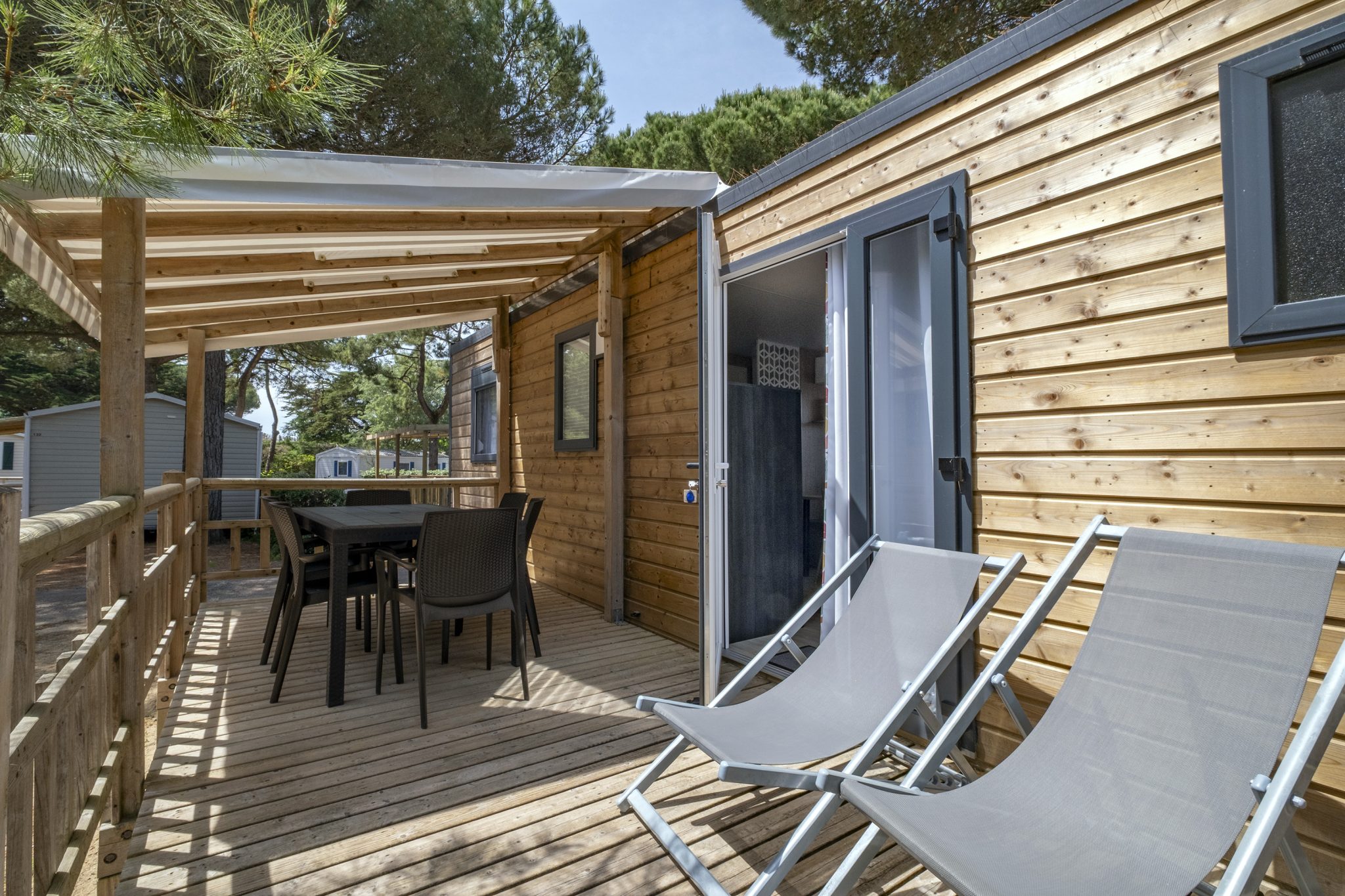 Location  CLIMATISE : Mobile-home, 6 personnes, 3 chambres, Climatisation, Lave-vaisselle, Terrasse couverte au camping Le Suroit - 2