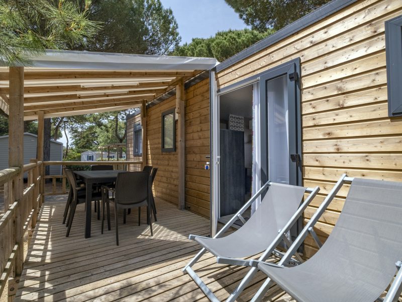Location  CLIMATISE : Mobile-home, 6 personnes, 3 chambres, Climatisation, Lave-vaisselle, Terrasse couverte au camping Le Suroit - 2