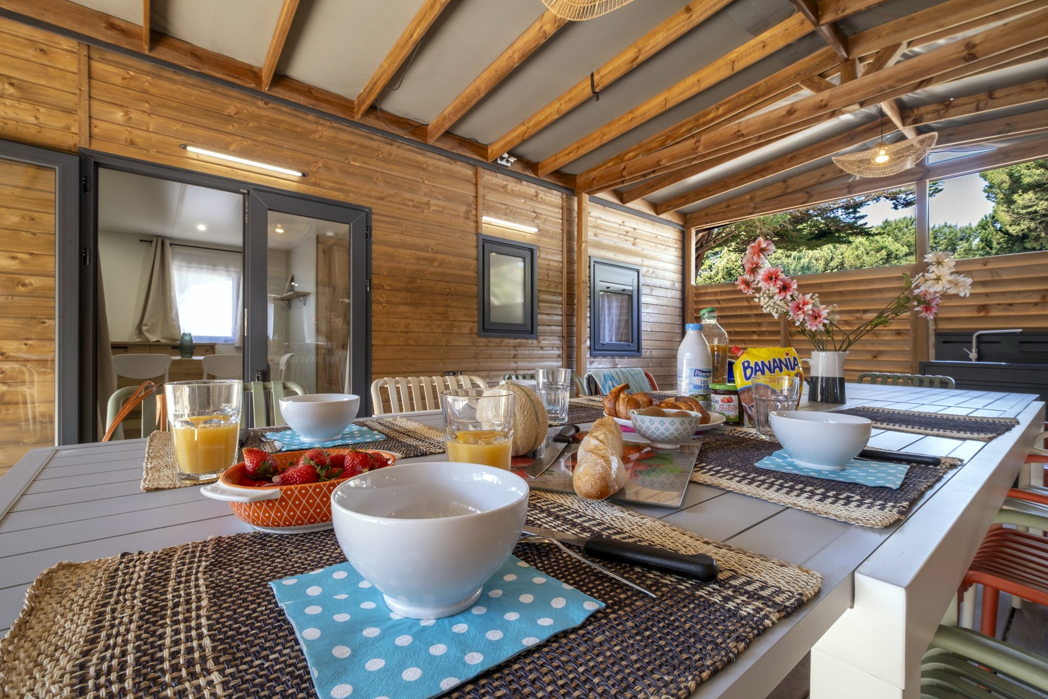 Location  Archipel: 14 people, 7bedrooms, private jacuzzi, air conditioning (2 Mobile-homes with a common shared terrace) au camping Le Suroit - 7