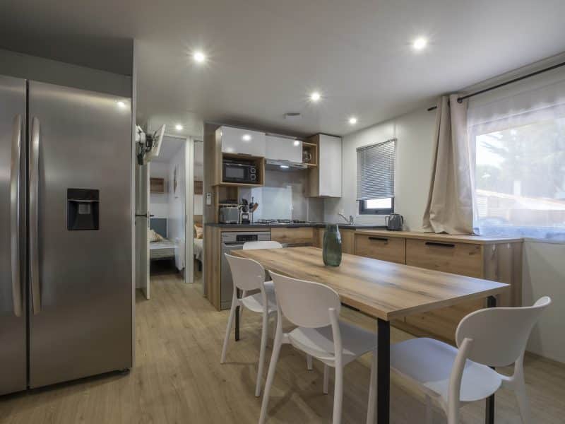 Location  ARCHIPEL : 14 personnes, 7 chambres, jacuzzi privatif et climatisation (2 mobil homes Îlots avec terrasse commune couverte) au camping Le Suroit - 5