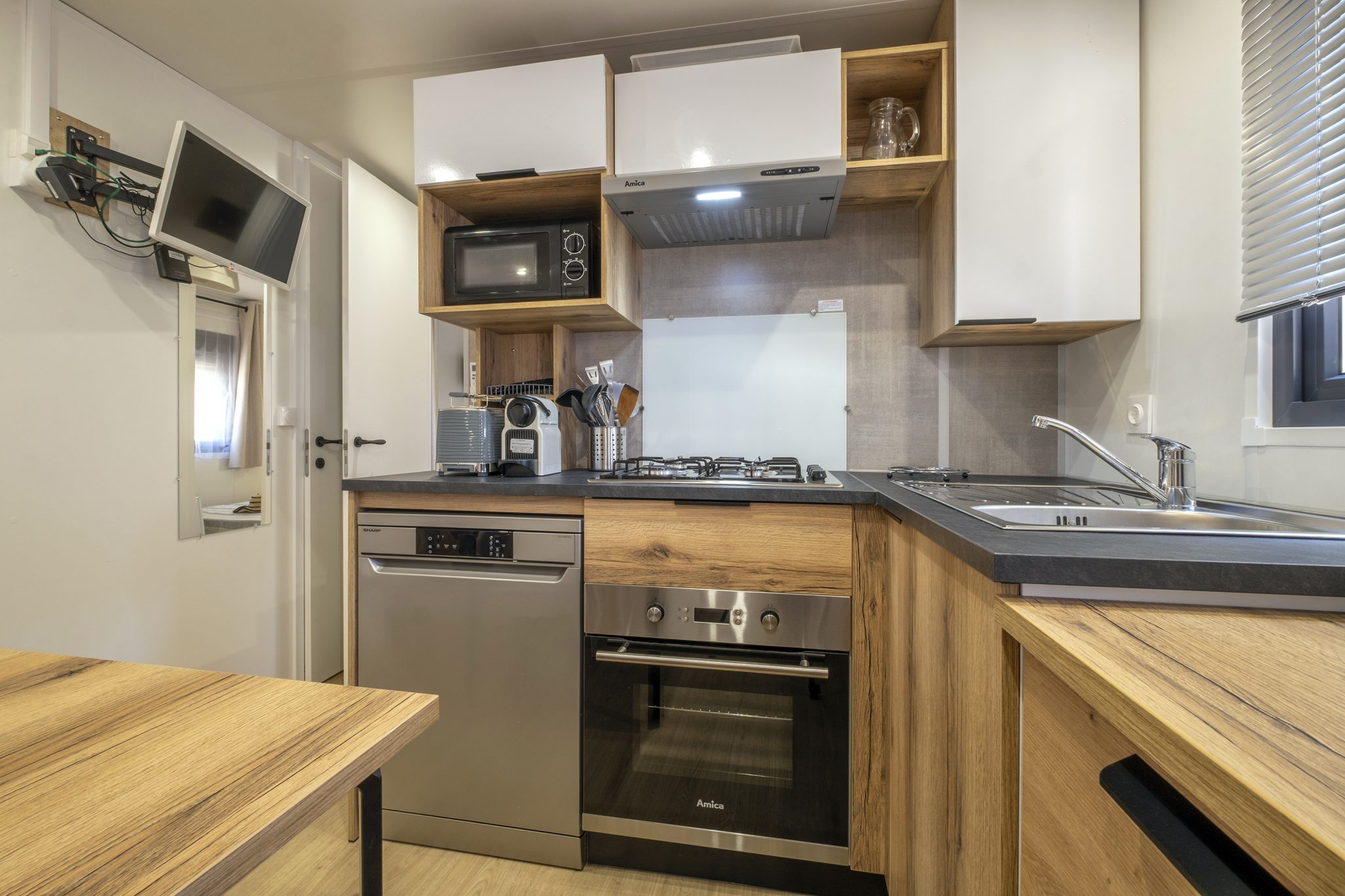 Location  Archipel: 14 people, 7bedrooms, private jacuzzi, air conditioning (2 Mobile-homes with a common shared terrace) au camping Le Suroit - 5